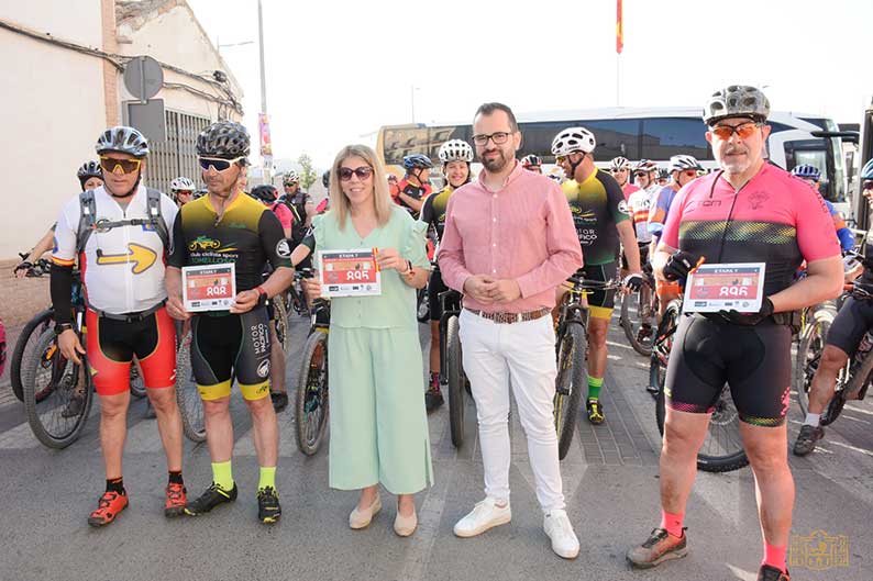Inmaculada Jiménez da la salida de la etapa de la Vuelta MTB Don Quijote Tomelloso-Villafranca

