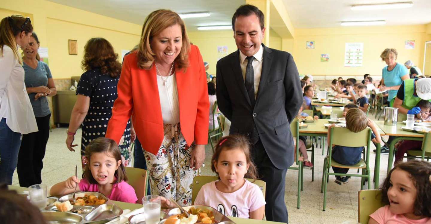 Más de 6.600 alumnos podrán beneficiarse de la beca de comedor este verano gracias al acuerdo de la Junta con 25 ayuntamientos de la región   