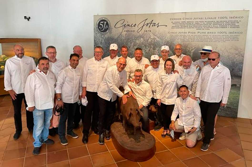 Cinco Jotas recibe al prestigioso Club Chefs des Chefs en Jabugo como embajador de la gastronomía española