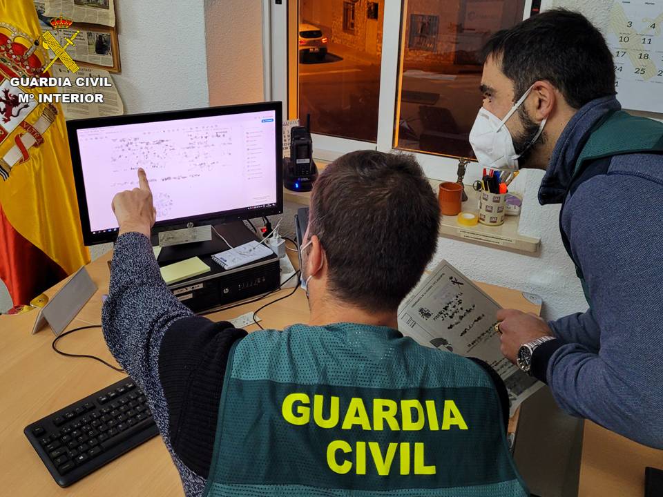 La Guardia Civil detiene a un hombre por estafar 18.000 euros a una empresa de azafrán