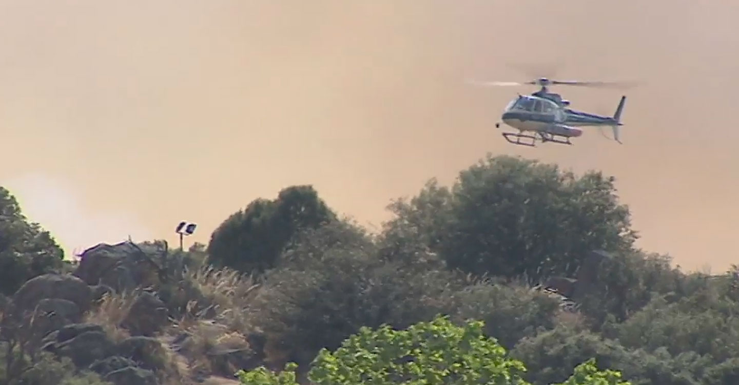 Nueve medios aéreos, 23 medios terrestres, ocho de la UME, cinco máquinas pesadas y 150 personas trabajan esta mañana en el incendio iniciado ayer en Toledo