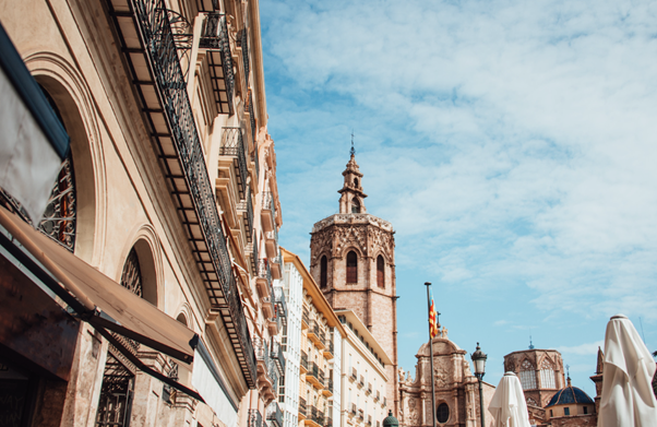 La maravillosa ciudad de Valencia. Explora su rica historia, su arquitectura espectacular, y su cultura vibrante