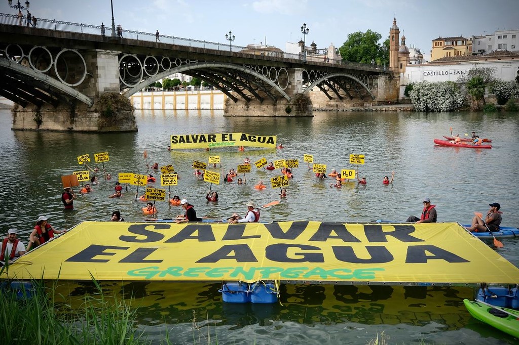 Activistas de Greenpeace realizan una manifestación acuática para exigir un cambio en las políticas de gestión del agua 


