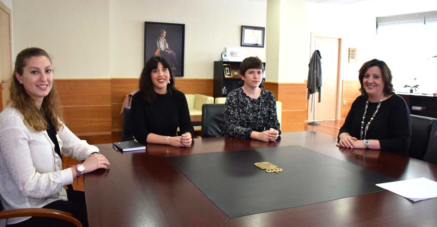 Patricia Franco recibe a Verónica León y Alicia Gómez, las dos jóvenes albaceteñas beneficiarias de las becas de internacionalización del IPEX