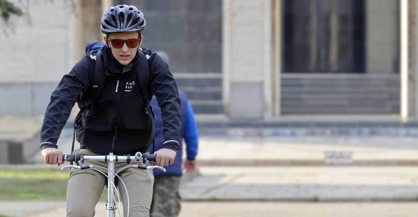 El triatleta Fernando Alarza apoya la iniciativa del Gobierno regional para fomentar el uso de la bicicleta 