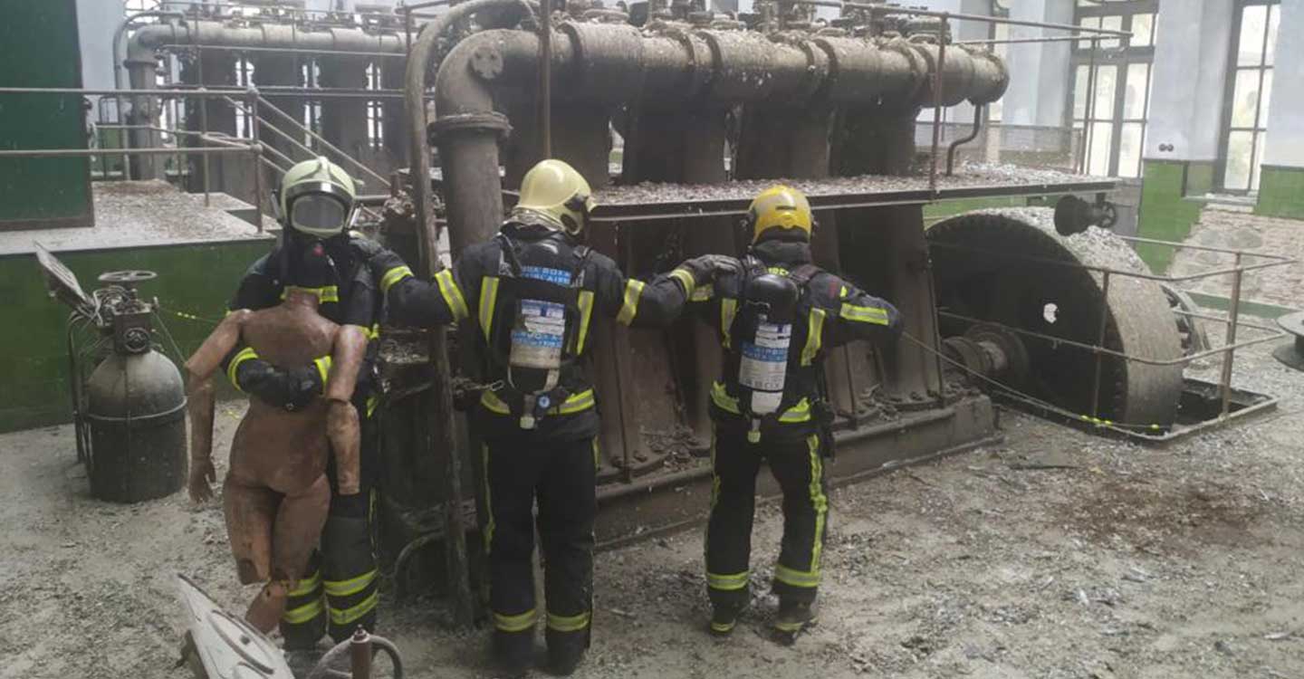 Una veintena de bomberos de la región se forman en orientación, movilidad y rescate de víctimas en condiciones de baja o nula visibilidad