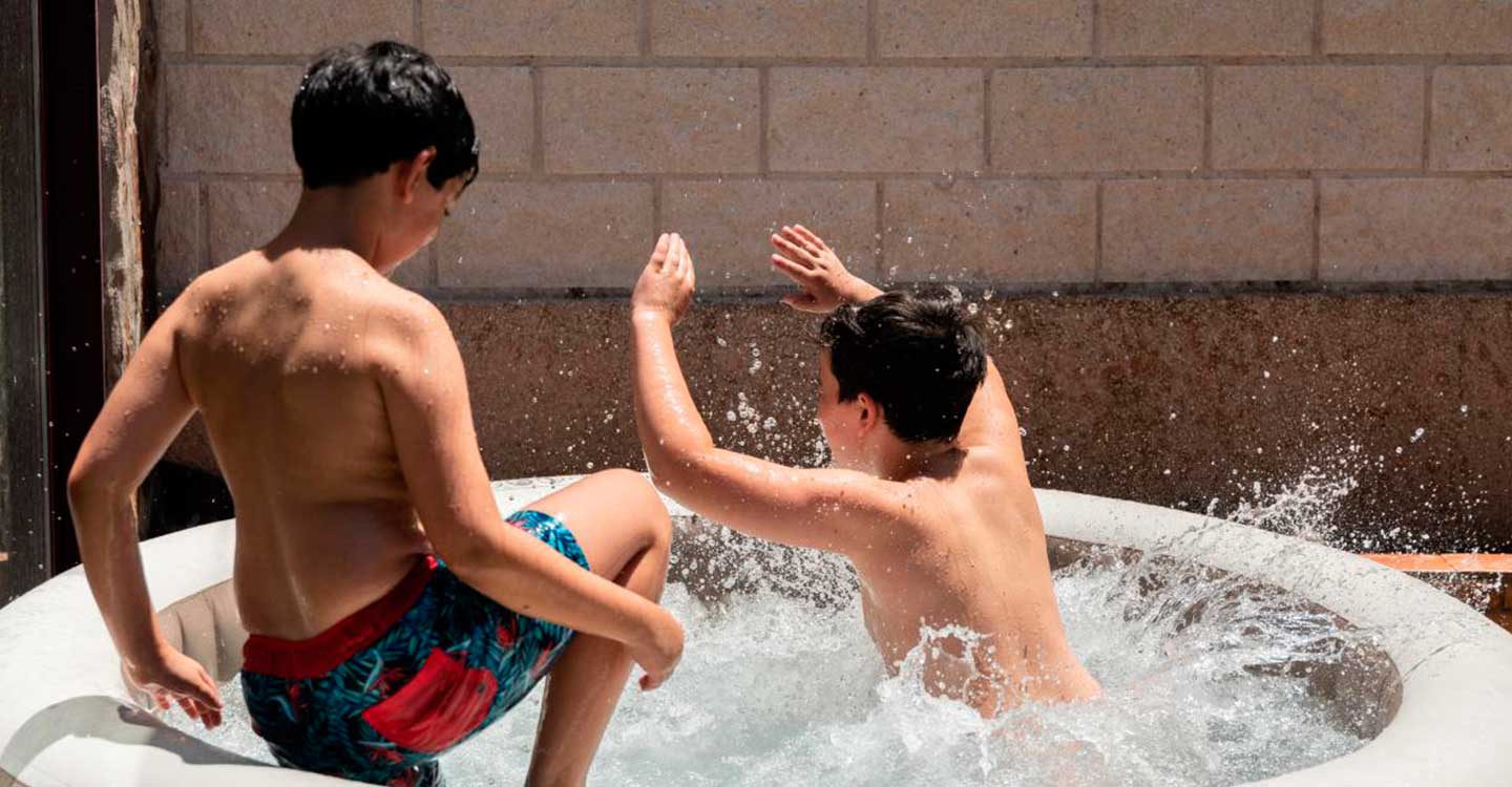 Los pediatras insisten en la necesidad de mantener una vigilancia permanente de los menores ante el auge de las piscinas hinchables