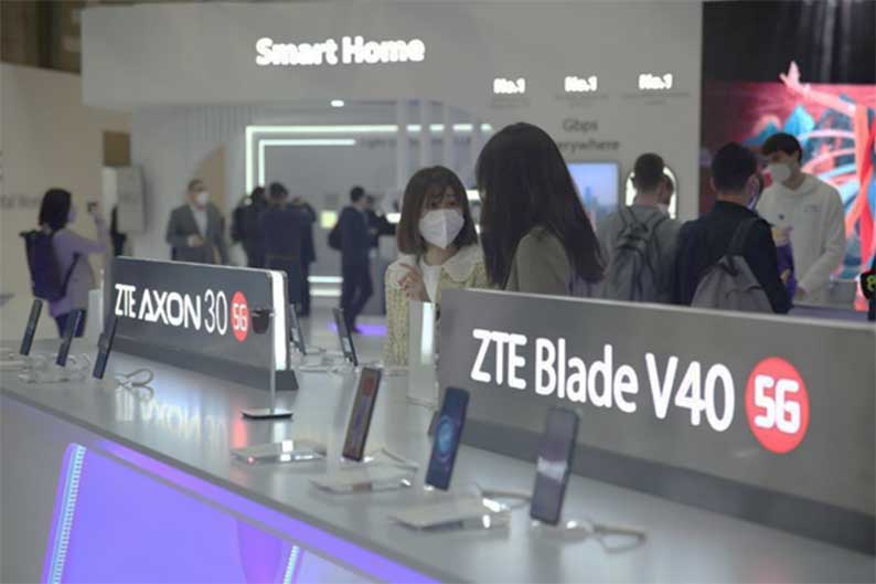 ZTE presenta cuatro modelos de smartphones de   su nuevo ZTE Blade V40 en el MWC22 de Barcelona