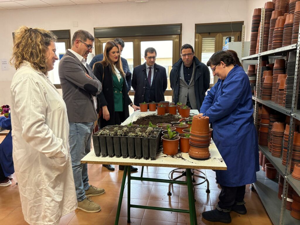 El director general de Discapacidad de Castilla-La Mancha visita el Centro Ocupacional de Villacañas