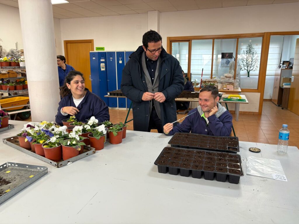 El director general de Discapacidad de Castilla-La Mancha visita el Centro Ocupacional de Villacañas