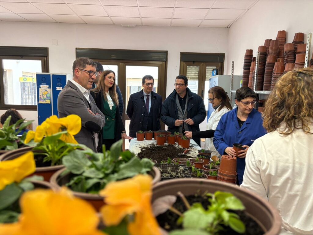 El director general de Discapacidad de Castilla-La Mancha visita el Centro Ocupacional de Villacañas