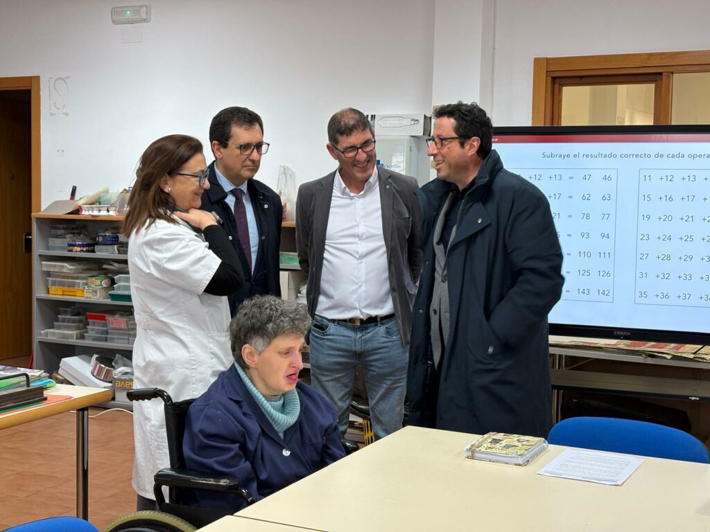 El director general de Discapacidad de Castilla-La Mancha visita el Centro Ocupacional de Villacañas