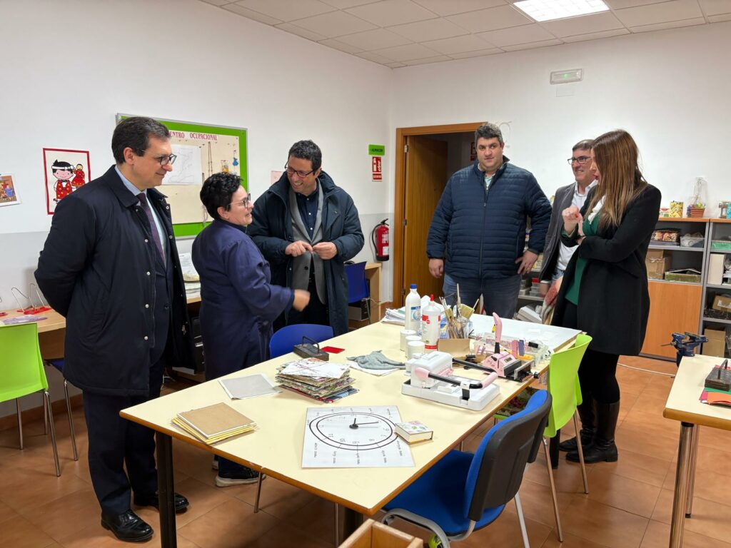 El director general de Discapacidad de Castilla-La Mancha visita el Centro Ocupacional de Villacañas