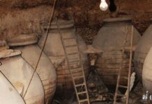 Enoturismo bajo tierra en las cuevas de Tomelloso