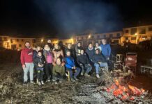 Multitud de personas disfrutaron en Tomelloso de una noche iluminada por las hogueras de San Antón