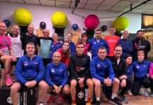 Atletas del Club Deportivo JM Serna Seguros realizan una sesión de entrenamiento combinando fuerza y resistencia