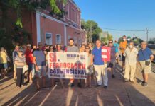 La línea del tren convencional es roja