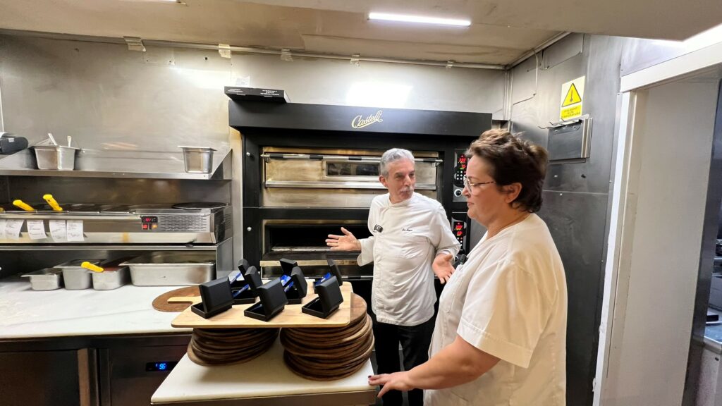 Marquinetti vuelve a sorprender: regala ocho lingotes de oro en sus pizzas por Reyes