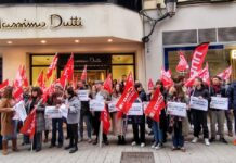 Las trabajadoras de Massimo Dutti protestan contra el cierre de la tienda de Ciudad Real