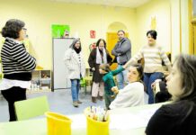 Navarro y Villahermosa visitan en Tomelloso la ludoteca de la asociación “Nadie es tan feliz”