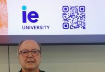 El profesional de la docencia transmite su conocimiento a través de diversas herramientas de comunicación