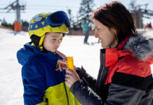 Protección solar al esquiar: La importancia de cuidar tu piel en la nieve