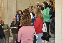 Valverde comprueba el gran interés que genera la exposición conmemorativa de los diez años de reinado de Felipe VI