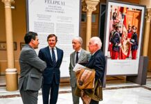 Los promotores de la exposición de los diez años de Reinado de Felipe VI muestran su satisfacción a Valverde por el éxito de la exposición
