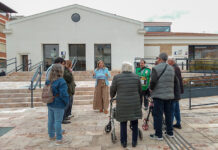 La accesibilidad del edificio del Mercado de Abastos al descubierto con la visita de la ONCE