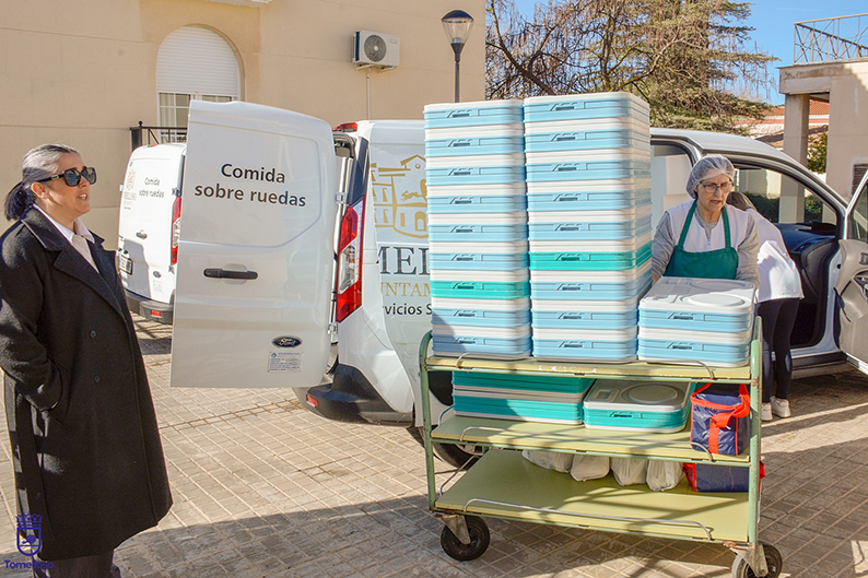En servicio dos nuevos vehículos para mejorar el programa de Comida sobre Ruedas en Tomelloso