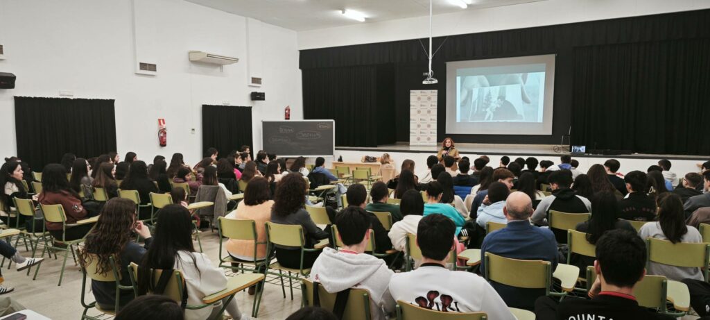 Cristina Cuesta Gorostidi, víctima del terrorismo de ETA, comparte su experiencia con alumnado del IES Eladio Cabañero 1 cristina cuesta 2