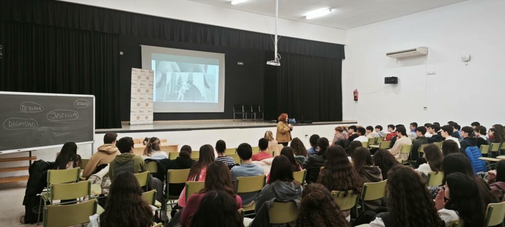 Cristina Cuesta Gorostidi, víctima del terrorismo de ETA, comparte su experiencia con alumnado del IES Eladio Cabañero 2 cristina cuesta 3