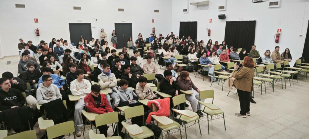 Cristina Cuesta Gorostidi, víctima del terrorismo de ETA, comparte su experiencia con alumnado del IES Eladio Cabañero 4 cristina cuesta 5