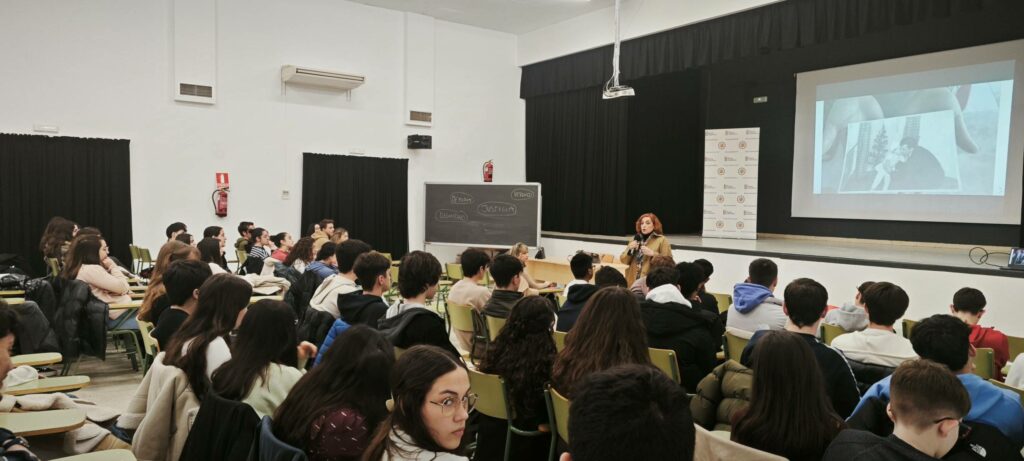 Cristina Cuesta Gorostidi, víctima del terrorismo de ETA, comparte su experiencia con alumnado del IES Eladio Cabañero 5 cristina cuesta 6