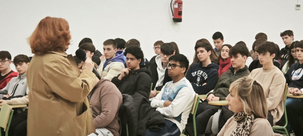 Cristina Cuesta Gorostidi, víctima del terrorismo de ETA, comparte su experiencia con alumnado del IES Eladio Cabañero 6 cristina cuesta 7