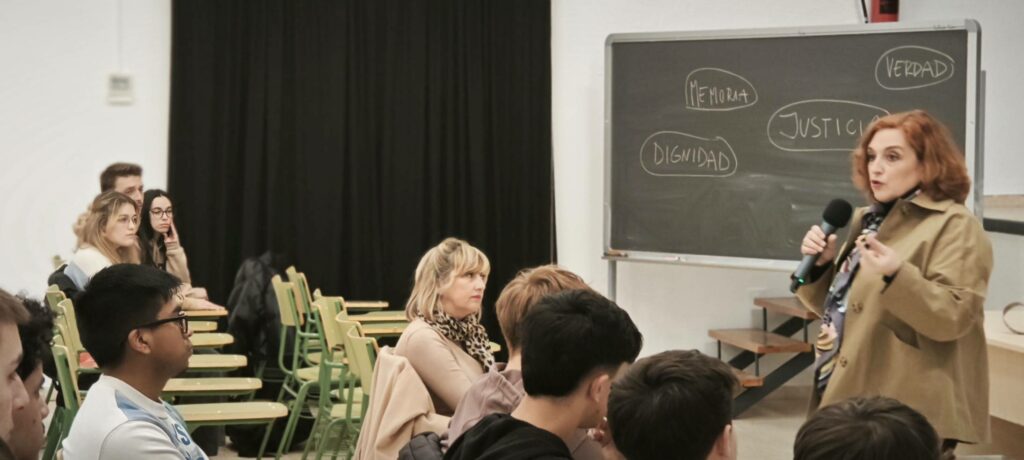 Cristina Cuesta Gorostidi, víctima del terrorismo de ETA, comparte su experiencia con alumnado del IES Eladio Cabañero 7 cristina cuesta 8