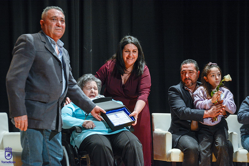 Emoción y sentimiento en el homenaje a una de las grandes del teatro de Tomelloso