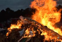 El Carnaval de Tomelloso finaliza con el IV Concurso Local del Entierro de la Sardina donde han participado 8 comparsas