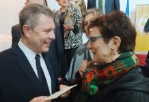 Sí a la Tierra Viva demanda a Page valentía y compromiso contra el proyecto de tierras raras de Quantum Minería durante su visita a Santa Cruz de Mudela