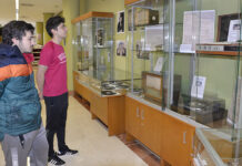 Una exposición de la Biblioteca General de la UCLM en el Campus de Ciudad Real muestra materiales e imágenes de los años 50 y 60 de la radio