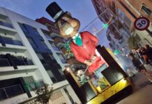 Harúspices sigue cosechando éxitos con la ‘Vuelta al Mundo’ alzándose con el primer premio de comparsa con carroza en el carnaval de Valdepeñas