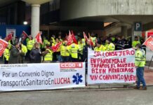 Los trabajadores del transporte sanitario de Castilla-La Mancha se han concentrado hoy en los cinco hospitales de referencia de la región