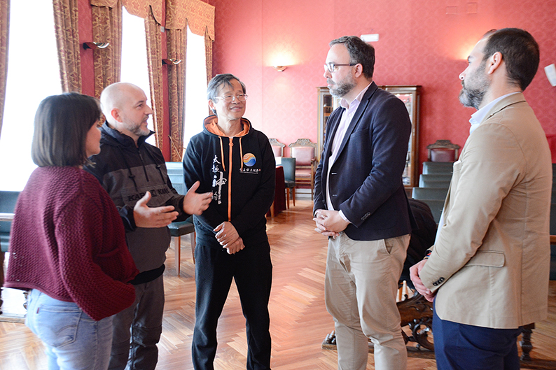 El maestro Liming Yue de Taijiquan visita Tomelloso