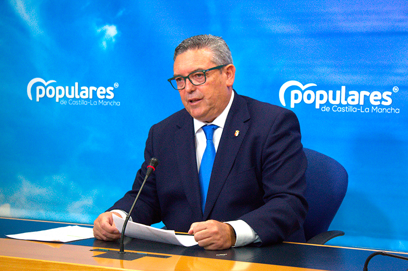 Santiago Lucas Torres denuncia el colapso del Registro de Maquinaria Agrícola en Ciudad Real y exige soluciones urgentes a Page