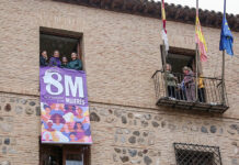 Milagros Tolón despliega la pancarta del 8M: “Es un día muy especial, vamos a seguir trabajando para conseguir la igualdad, son muchas las mujeres que aún necesitan ayuda”