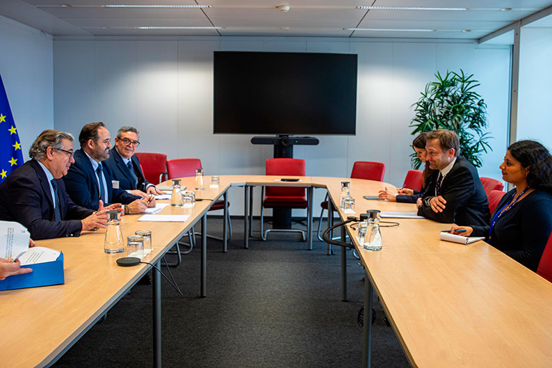 Núñez destaca el compromiso de Europa con el campo de Castilla-La Mancha tras su reunión con el comisario Hansen que era “urgente y no podía esperar a mayo”