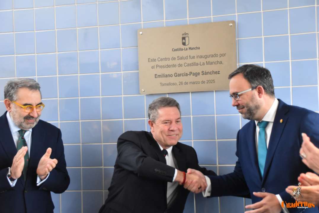 El nuevo Centro de Salud de Tomelloso inaugurado por García-Page es ya una realidadAl lugar se han desplazado el presidente del Gobierno de Castilla-La Mancha, Emiliano García-Page; el vicepresidente segundo de la Junta, José Manuel Caballero; el consejero de Sanidad, Jesús Fernández Sanz; la delegada de la Junta en Ciudad Real, Blanca Fernández; la Delegada de Hacienda, Inmaculada Jiménez; el diputado Regional, Francisco José Barato, el alcalde de Tomelloso, Javier Navarro; el concejal de Sanidad del consistorio manchego, Antonio Calvo, las concejalas del equipo de Gobierno, Elena Villahermosa y Carmen López, el gerente del Hospital de Tomelloso, César Moreno-Chocano, además de los responsables y profesionales de este nuevo centro de salud. También hemos podido ver a miembros de la Plataforma Pro Servicios, de la Coordinadora por la Sanidad Pública de Tomelloso y de fundación Ceres entre otras entidades y personas. García-Page junto al alcalde de Tomelloso y resto de personalidades han realizado una visita a las instalaciones del centro, pasando por algunas zonas como oftalmología, gimnasio, dentista y zona de extracciones entre otras para seguidamente ofrecer las declaraciones en u lugar habilitado para ello. El alcalde Javier Navarro, ha declarado que “hoy es un día alegre y para enmarcar y donde tras nueve años del compromiso del Gobierno de Castilla-La Mancha, hoy es ya una realidad”. Navarro ha dado a conocer también el futuro no muy lejano de la construcción de un aparcamiento aledaño de 90 plazas donde espera que el Gobierno Regional pueda apoyarles en la medida de lo posible. “Queremos seguir enmarcando días como este” Así lo afirmaba en su intervención ya que “son muchas las reivindicaciones de la comarca de Tomelloso y seguimos necesitando maquinaria, instalaciones, profesionales sanitarios, el servicio de hemodiálisis, el cumplimiento al 100% del Plan Funcional y la instalación de una UCI”. “A pesar de no ser el momento de recordar todo ello, quiero agradecer esta inversión del Gobierno de Castilla-La Mancha y espero que sigamos colaborando para seguir mejorando la sanidad y resto de servicios”. Navarro ha deseado que esta nuevo Centro de salud colme las expectativas de los usuarios y de los profesionales médicos a quienes ha ensalzado por su profesionalidad “ya que nos cuidáis en los peores momentos y siempre estais motivados para seguir haciéndolo” El nuevo Centro de Salud de Tomelloso, en la provincia de Ciudad Real, ha supuesto una inversión de 6,7 millones de euros, una cantidad cofinanciada por la Unión Europea en el marco del Programa FEDER 2021-2027. El de Tomelloso será el trigésimo tercer Centro de Atención Primaria inaugurado bajo la Presidencia de Emiliano García-Page, evidenciándose la sólida apuesta del Gobierno autonómico por la Sanidad pública en general y la Atención Primaria en particular. Cabe destacar, también, que el nuevo Centro de Salud de Tomelloso albergará, además, el Punto de Atención Continuada de la localidad. Se trata de un edificio distribuido en planta baja con una superficie de más de 3.500 metros cuadrados que contará un área de urgencias con zona de recepción de pacientes y un área de asistencia con dos consultas de atención continuada, una sala de emergencias polivalente, sala de curas y área de observación. Por otra parte, el área de asistencia general tendrá una recepción de pacientes, 14 consultas de medicina de familia y otras tantas de enfermería, dos salas de curas y salas de espera. La zona de pediatría contará con tres consultas para los pediatras, con sus correspondientes consultas de enfermería, una sala de curas y sala de espera. Las instalaciones del centro se completan con una residencia para el personal sanitario, un bloque de actuación médica especial con una sala para la realización de intervenciones de cirugía menor y un área de fisioterapia, con consulta y zona de terapia. También contará con una consulta de matrona, área de odontología, zona de extracciones, así como un área de dirección y docencia, con aula y biblioteca, y albergará en sus instalaciones la base de la UVI Móvil de Tomelloso. Los distintos servicios de atención asistencial comenzarán el lunes 31 de marzo a las 08:00 horas al igual que el Punto de Atención Continuada. Tres días después de este acto inaugural, concretamente el día 28 las personas que quieran conocer el complejo sanitario podrán hacerlo en el desarrollo de unas Jornadas de Puertas abiertas programadas en horario de 10:00 a 13:00 horas Será a partir también de este viernes cuando se continuará con el proceso de traslado del material y de los equipos correspondientes desde el antiguo Centro de Salud Virgen de las Viñas hacia las nuevas instalaciones. -Habrá ampliación con las declaraciones de Emiliano García-Page y del consejero de Sanidad, Jesús Fernández Sanz”
