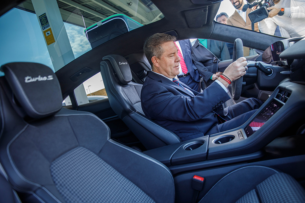 García-Page inaugura la estación de carga ultrarrápida más potente de Castilla-La Mancha