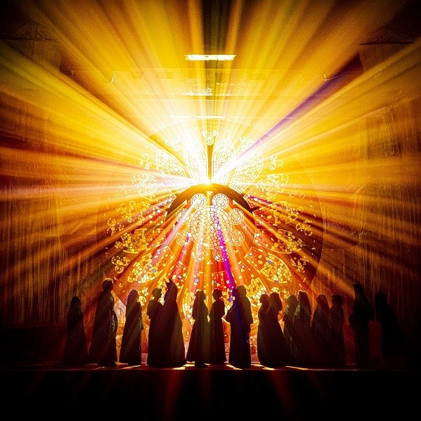 Un rosetón de seis metros, 2.200 piezas de cristal y una catedral que arde en cada función