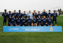 Los jugadores del Real Madrid reciben las tarjetas digitales de Sanitas